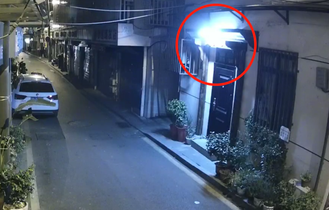 湖南一超市女老板為晚歸女孩留燈近10年！網友：是夜空中最亮的星