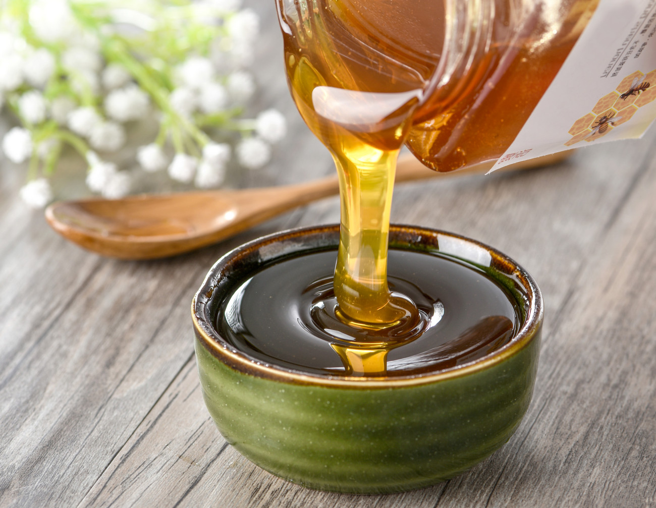 網(wǎng)上買(mǎi)的蜜蜂王是怎樣培養(yǎng)的（蜂王網(wǎng)購(gòu)回來(lái)怎么養(yǎng)殖）