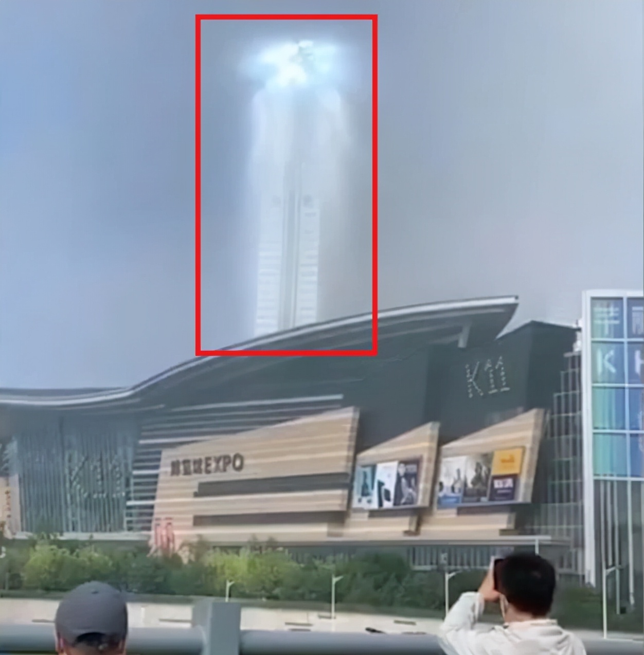 沈陽(yáng)K11大廈天空突現(xiàn)階梯光柱，終于找到實(shí)景了，它原來(lái)真實(shí)存在