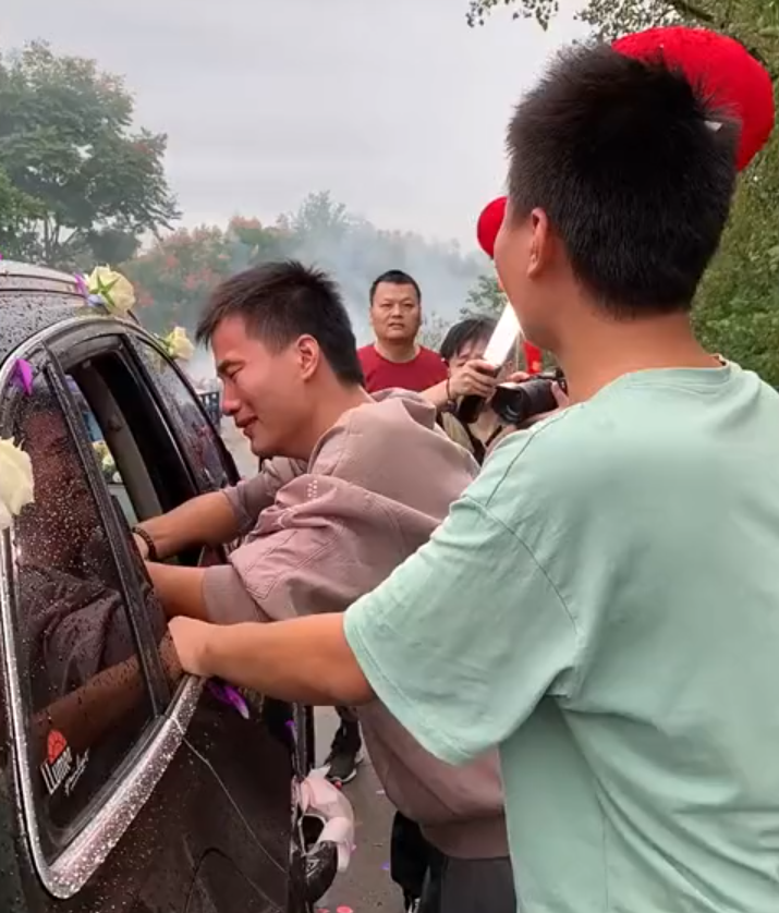 姐弟情深！湖南一位姐姐出嫁，2個雙胞胎弟弟哭成了淚人