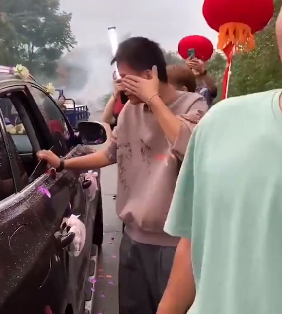 姐弟情深！湖南一位姐姐出嫁，2個雙胞胎弟弟哭成了淚人