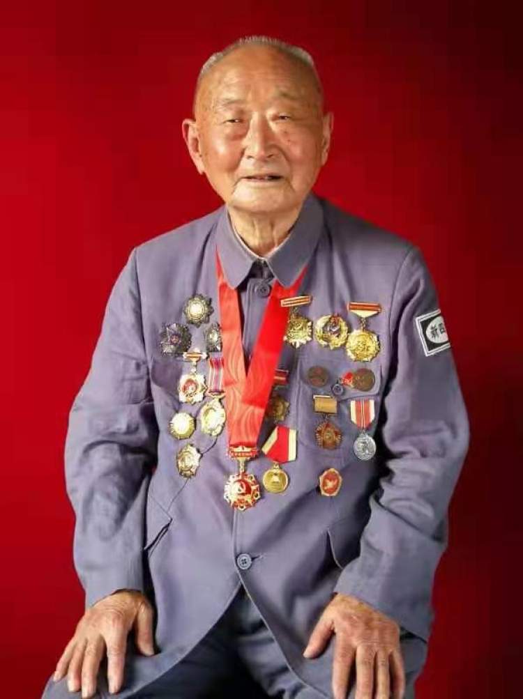 《長(zhǎng)津湖》首映日票房將破2億，98歲志愿軍老戰(zhàn)士聊觀感：不打這一仗新中國(guó)會(huì)很危險(xiǎn)