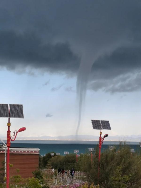 今早，青海湖驚現“龍吸水”