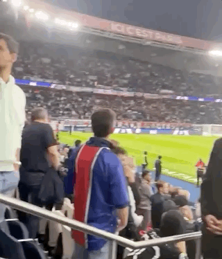 周杰倫攜昆凌巴黎觀戰(zhàn)梅西球賽，賽前播放《Mojoto》周董直呼驚喜