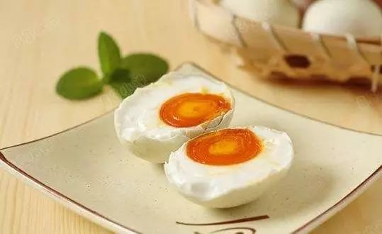 咸鴨蛋不能和什么一起吃（鴨蛋的營養(yǎng)價(jià)值和吃鴨蛋的禁忌）