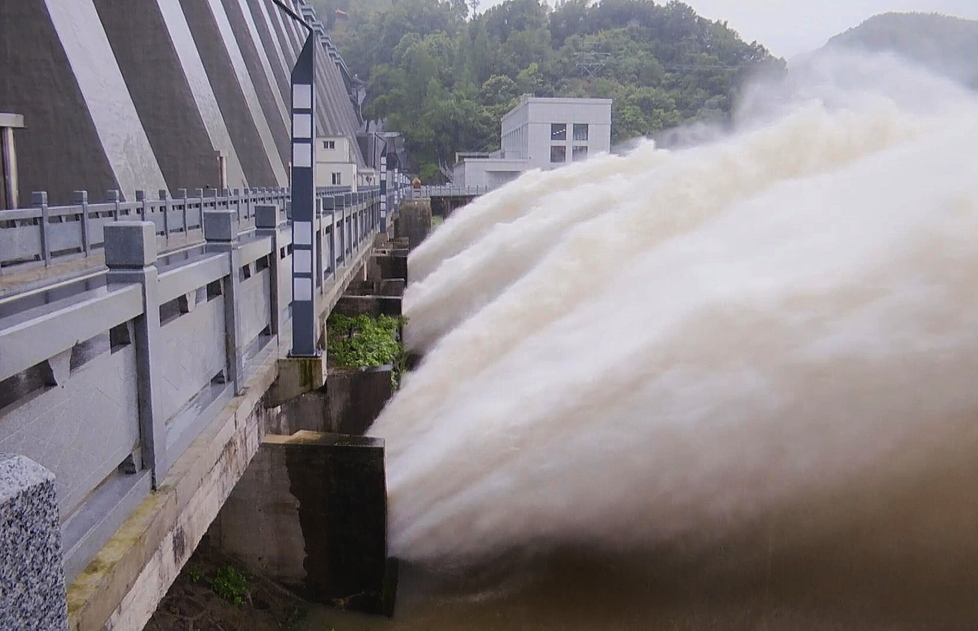 為了防洪的水庫，為什么總是在汛期泄洪，旱季反倒不泄洪？