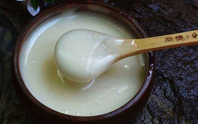 黑蜂蜂蜜的作用與功效及食用方法 黑蜂蜂蜜的作用與功效及食用方法