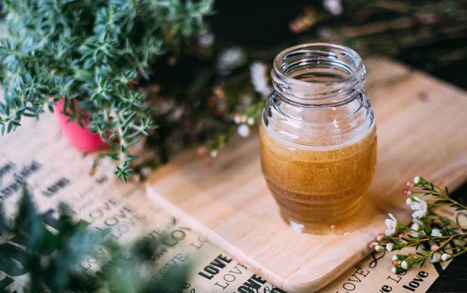 有機(jī)蜂蜜和普通蜂蜜的區(qū)別（工業(yè)蜂蜜和自然蜂蜜的區(qū)別）