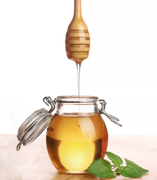 一群蜜蜂是怎么產生的蜂王（蜜蜂是怎么當上蜂王的）