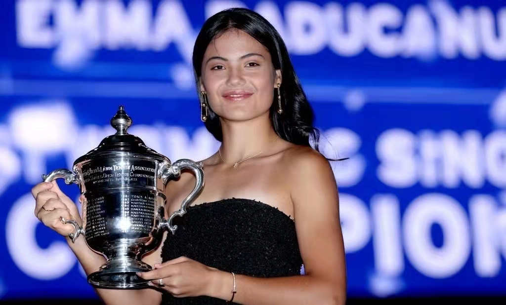 18歲華裔小將美網奪冠！高顏值被指似選美冠軍，開口東北話太親切