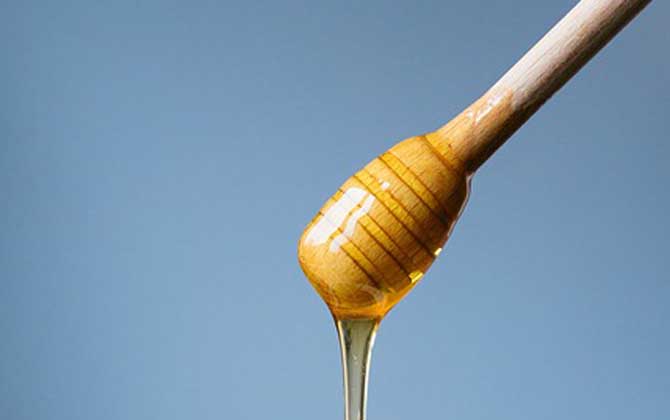 蜂蜜可以洗臉嗎？用對了好處不用多說，用錯了反而引發肌膚問題！