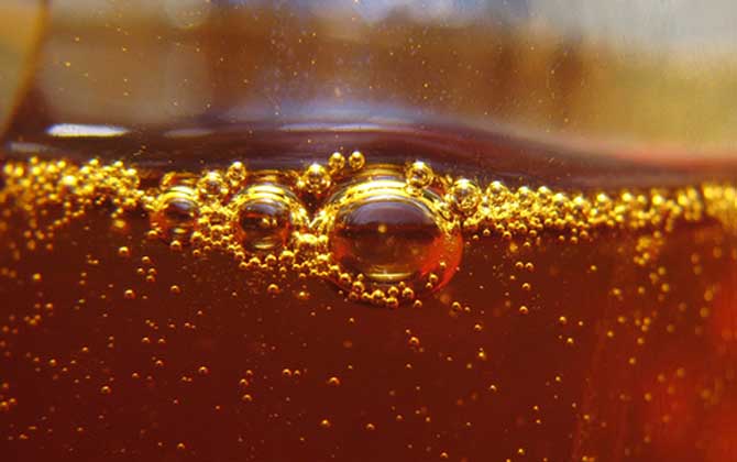 蜂蜜起白泡沫還能吃嗎？少量泡沫很正常，大量泡沫說明已經(jīng)變質(zhì)！