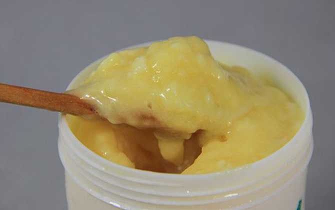 蜂王漿的保質(zhì)期是多久？常溫下3天就會(huì)變質(zhì)，冷凍后能保存兩年！