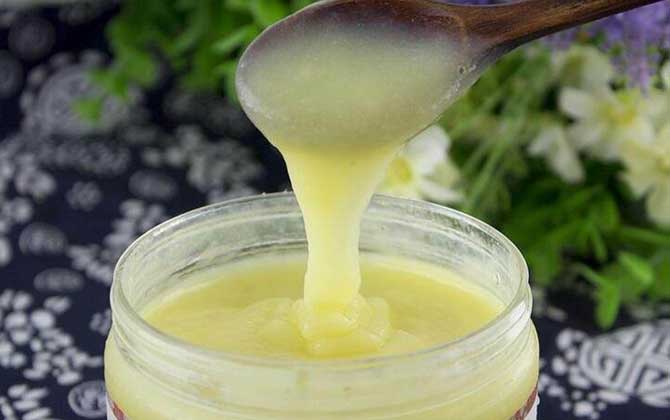 蜂王漿美容有效果嗎？?jī)?nèi)服能減緩衰老速度，外敷則能美白和嫩膚！