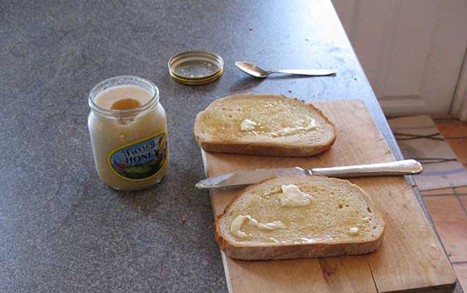 糖尿病人能吃蜂蜜嗎？關鍵看血糖，若血糖控制住了也能喝蜂蜜！