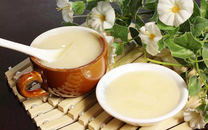 雪蜜和蜂蜜有什么的區別？雪蜜也是蜂蜜，因結晶潔白如雪而得名！