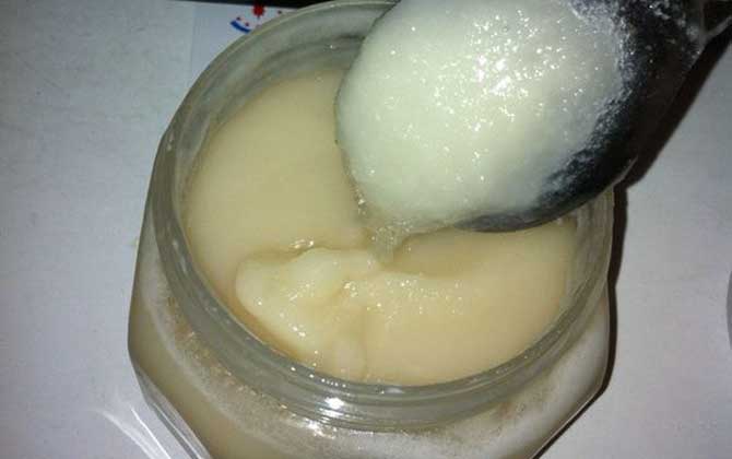 怎么判斷蜂蜜過期不能吃了？這4種情況不要吃，否則會食物中毒！