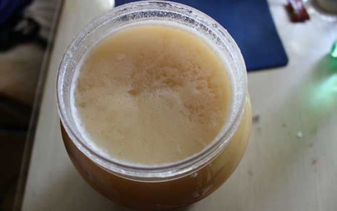 蜂蜜過期是什么樣子圖？蜂蜜過期不等于變質(zhì)，只要未變質(zhì)仍能吃！